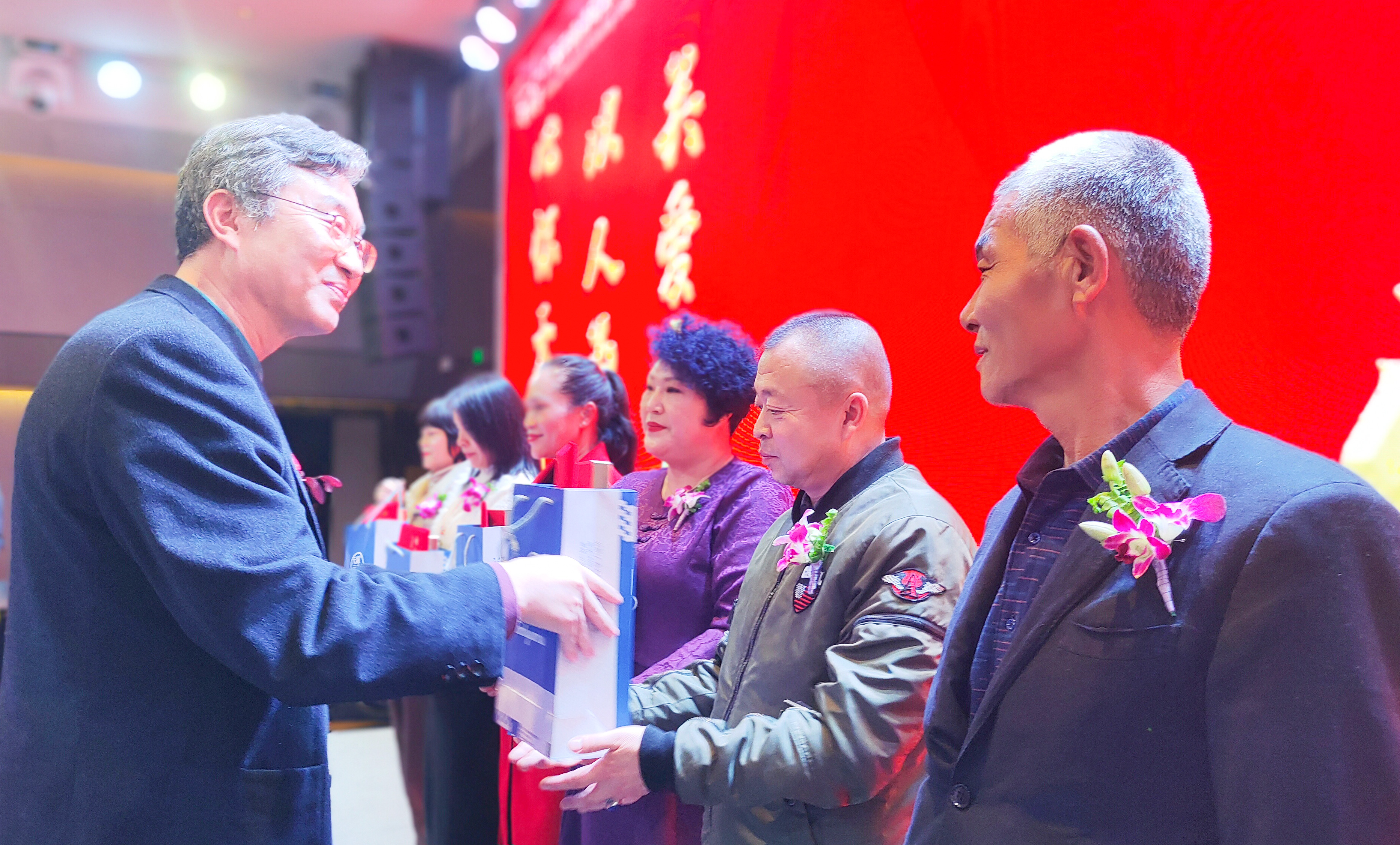天缘绿集团八周年庆典：表彰优秀，共创美好未来
